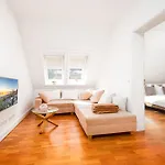 Gaestehaus Nina 2, App 2, Rechts Feriehus *